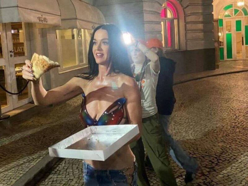 Katy Perry distribui pizza para fãs que estavam na porta de hotel