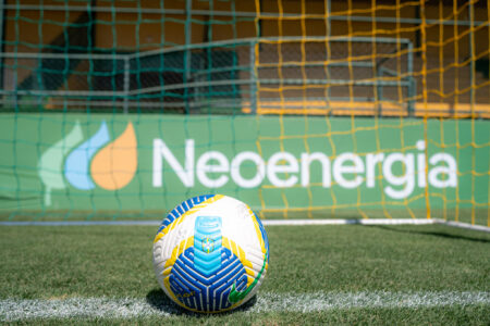 Bola oficial da CBF no gramado