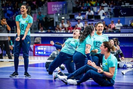 Jogadoras brasileiras comemorando no vôlei sentado