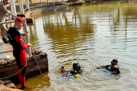 Imagem colorida mostra militares dos Bombeiros em um lago.