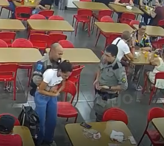 Imagem mostra policial tentando salvar uma vitima de engasgo