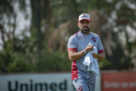 Luizinho Lopes comandando treino no CT Vila do Tigre