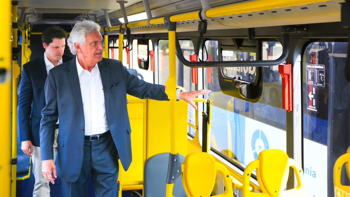 Caiado e Daniel Vilela em um ônibus (Foto: Divulgação)