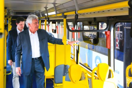 Caiado e Daniel Vilela em um ônibus (Foto: Divulgação)