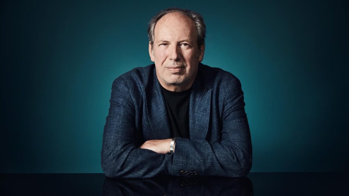 O compositor Hans Zimmer não vai mais trabalhar na trilha sonora de "Mufasa: O Rei Leão", longa que se passa antes de "O Rei Leão". O novo filme está sendo dirigido Barry Jenkins e conta a história do personagem pai do Simba que teve a voz no original de James Earl Jones.
