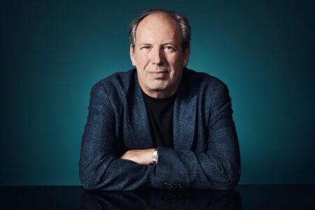 O compositor Hans Zimmer não vai mais trabalhar na trilha sonora de "Mufasa: O Rei Leão", longa que se passa antes de "O Rei Leão". O novo filme está sendo dirigido Barry Jenkins e conta a história do personagem pai do Simba que teve a voz no original de James Earl Jones.