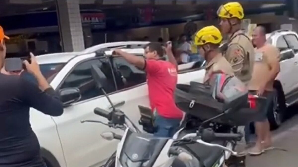 Bebê fica preso em carro após mãe trancar veículo com a chave dentro