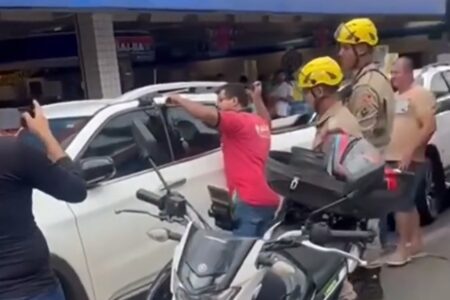 Bebê fica preso em carro após mãe trancar veículo com a chave dentro