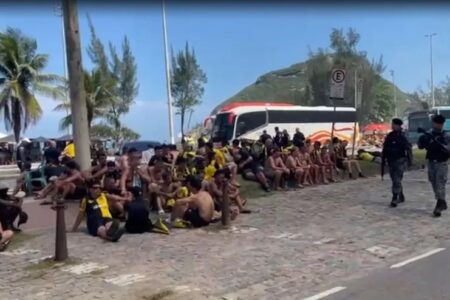 Torcedores do Peñarol presos e sentados