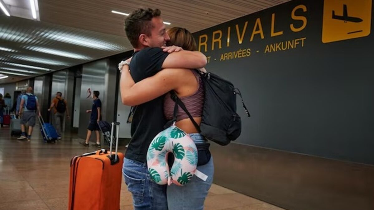 Aeroporto da Nova Zelândia proíbe abraços por mais de 3 minutos na área de desembarque funcionários poderão intervir