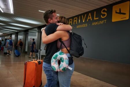 Aeroporto da Nova Zelândia proíbe abraços por mais de 3 minutos na área de desembarque funcionários poderão intervir