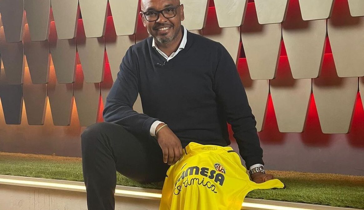 Marcos Senna com a camisa do Villarreal na perna