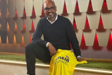 Marcos Senna com a camisa do Villarreal na perna