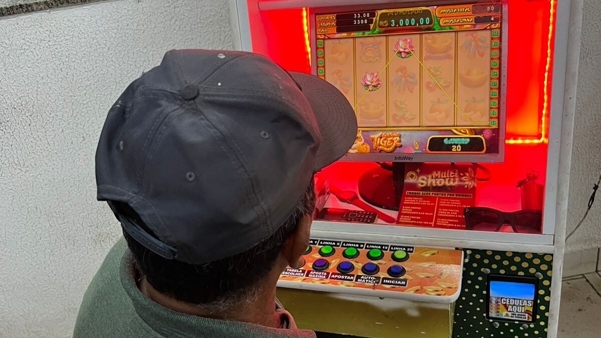 Donos de bares em Goiânia são presos por jogos de azar e máquinas caça-níqueis são apreendidas
