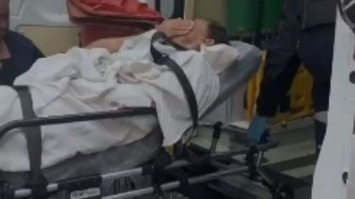 Candidato à reeleição, prefeito de Taboão da Serra é baleado dentro do carro