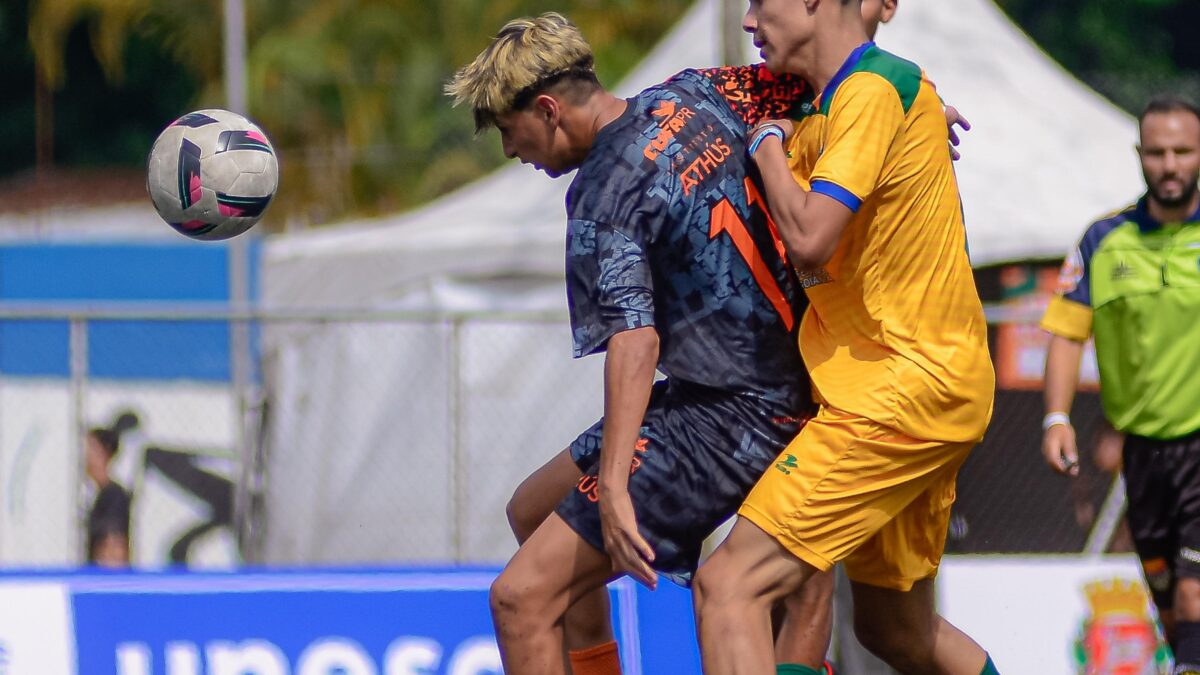 Disputa de bola entre jogadores do Paraná e de Goiás