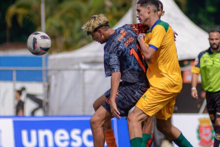 Disputa de bola entre jogadores do Paraná e de Goiás