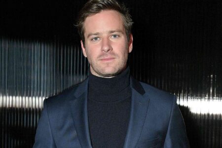 Armie Hammer, que não atua há mais de três anos após as alegações de agressão sexual de 2021, deve retornar a um set de filmagem com o faroeste "Frontier Crucible" (ainda se título no Brasil).