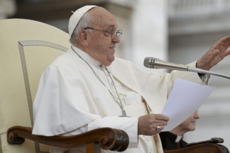 Estado de saúde do papa Francisco é crítico, mas estável