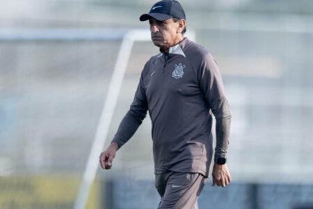 Ramon Diaz comandando treino do Corinthians