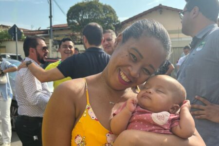 Mãe leva filha de três meses para apoiar Fred Rodrigues, em Goiânia