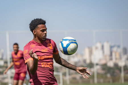 Everton treinando no CT Vila do Tigre