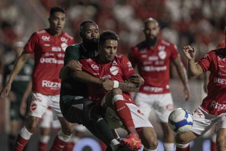 Marcão marcando Henrique Almeida no clássico do OBA