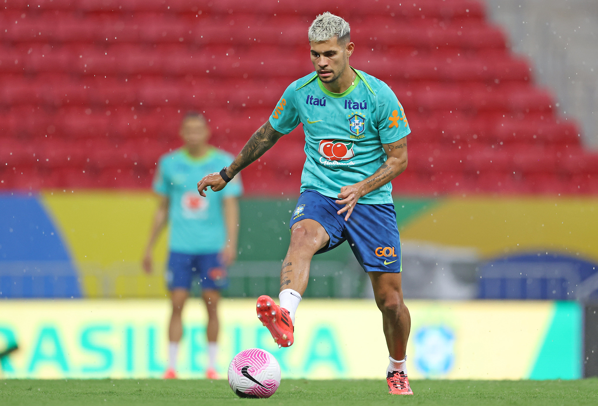 Bruno Guimarães treinando em Brasília com a Seleção