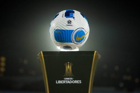 Bola e totem oficial da Copa Libertadores