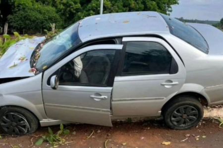 Imagem colorida mostra um carro prata destruído após um acidente em Jataí.