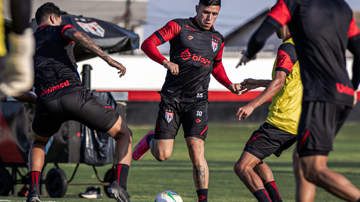 Emiliano Rodriguez sendo marcado no CT do Dragão