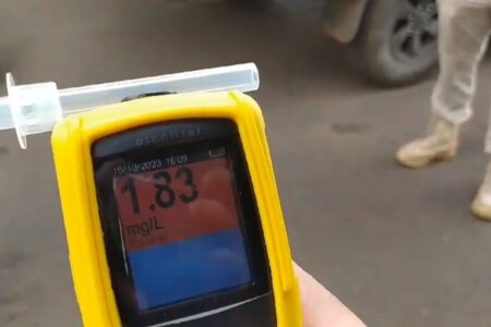 Pires do Rio: homem bêbado preso após dirigir na contramão e quase bater em viatura alegou que seu celular havia sido roubado pelos policiais