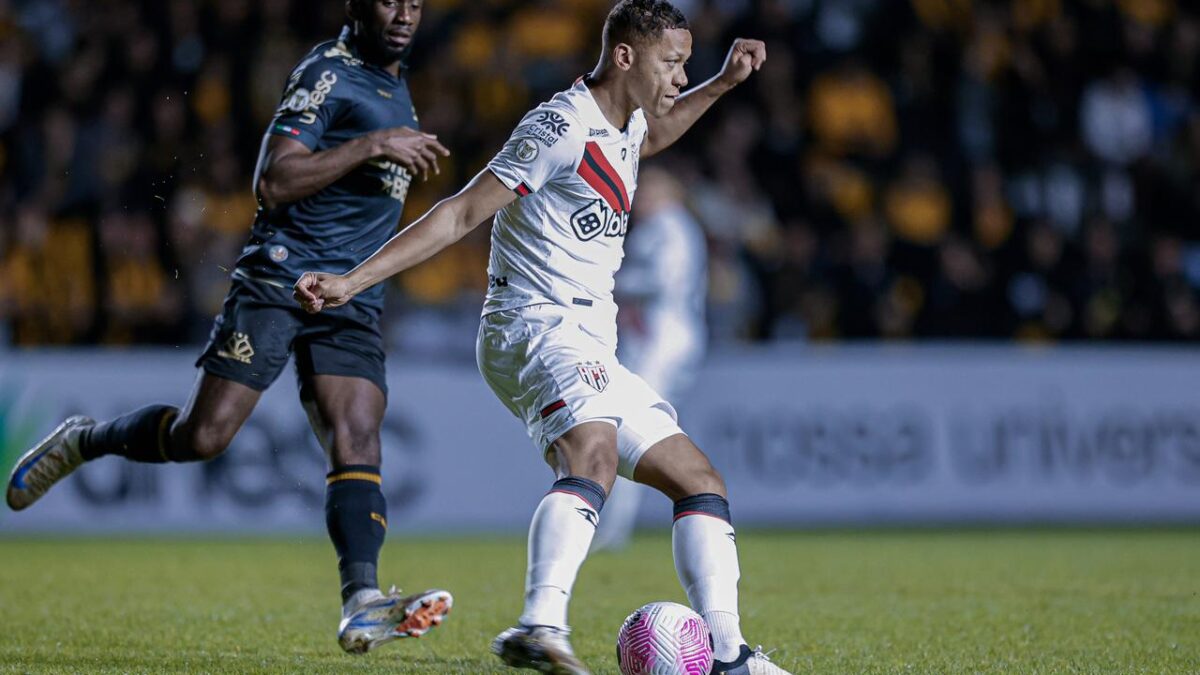 Adriano Martins sendo marcado contra o Criciúma