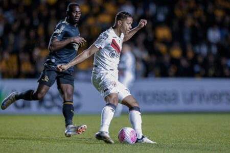 Adriano Martins sendo marcado contra o Criciúma