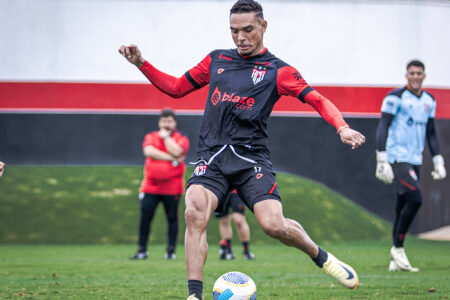 Luiz Fernando treinando finalização no CT do Dragão 2024