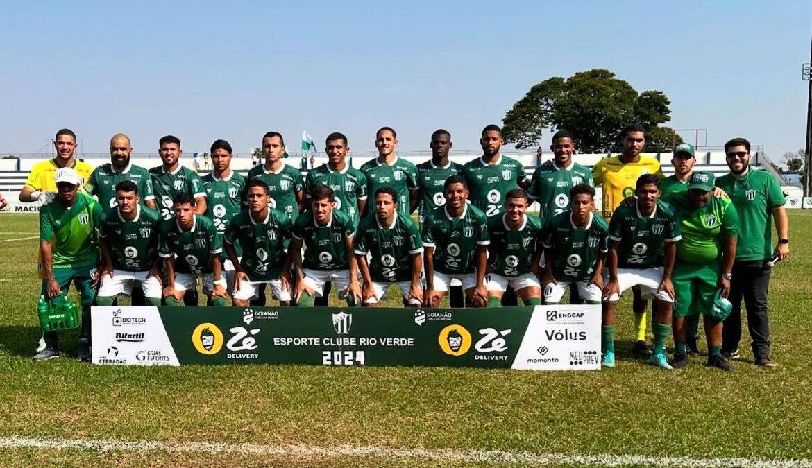 Elenco do Rio Verde perfilado antes do jogo