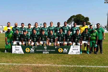 Elenco do Rio Verde perfilado antes do jogo