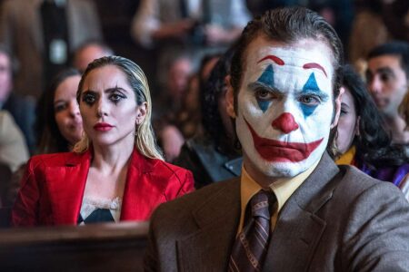 “Coringa: Delírio a Dois” estreou em primeiro lugar mas surpreedeu por ter estreado muito abaixo do esperado. O filme se tornou o primeiro longa de quadrinhos a ganhar a nota mais baixa do público (nota D nos EUA) e arrecadou fracos US$ 40 milhões em seu primeiro fim de semana - um valor péssimo já que o longa possui um orçamento em torno de $200 milhões.