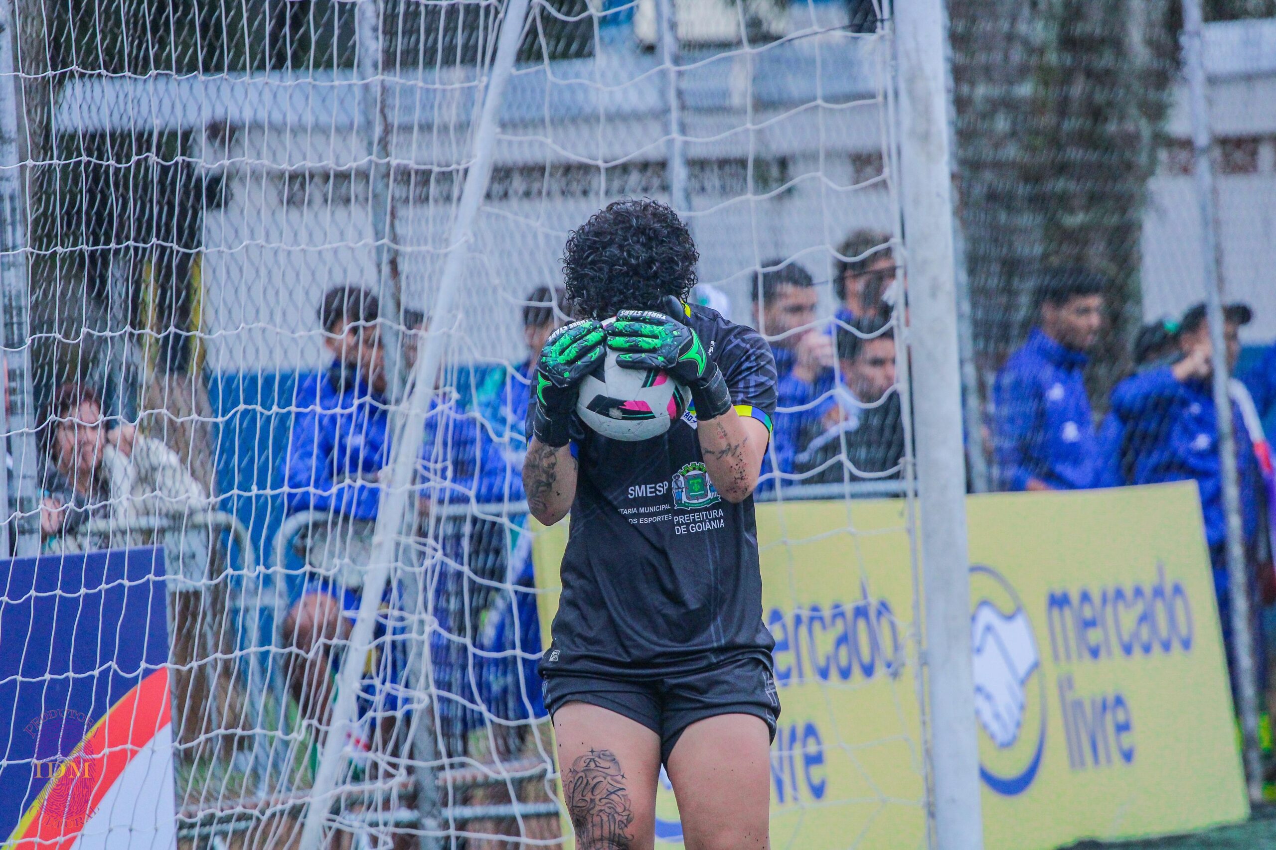 Goleiro lamentando com a bola no rosto