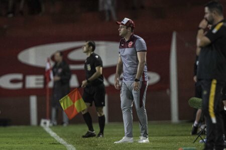 Thiago Carvalho na beira do gramado durante a vitória do Vila Nova