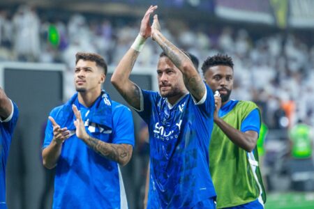 Neymar saudando a torcida após o fim do jogo