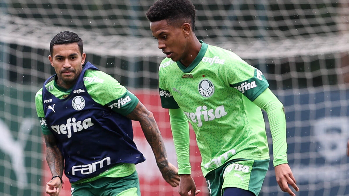 Estevão sendo marcado por Dudu durante treino do Palmeiras