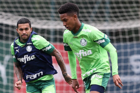 Estevão sendo marcado por Dudu durante treino do Palmeiras