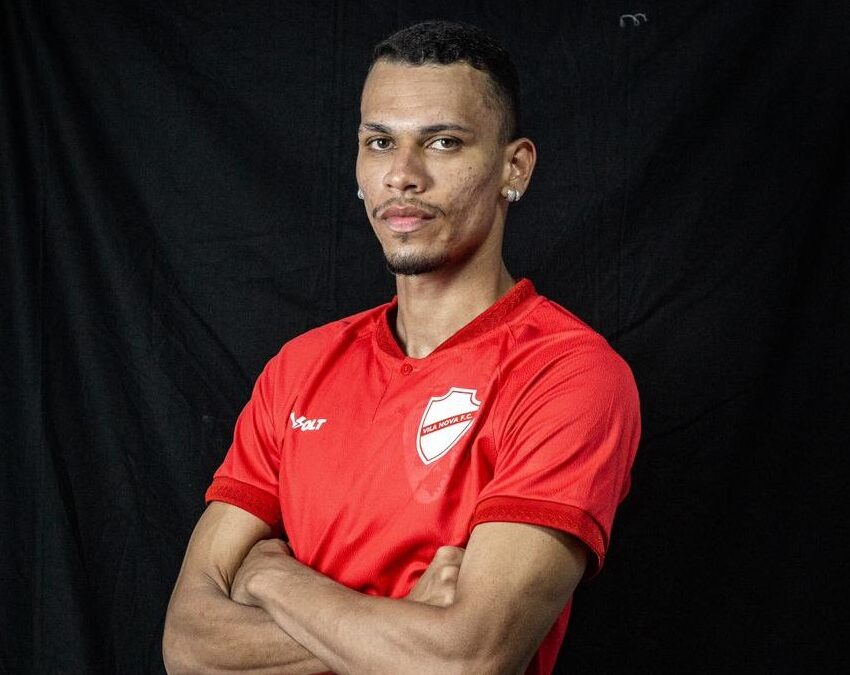 Breno com a camisa do Vila Nova na apresentação