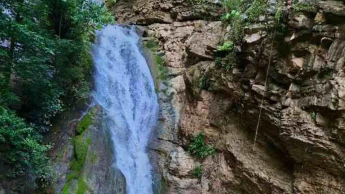 Imagem colorida mostra uma cachoeira localizada na cidade de Formosa.
