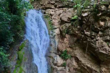 Imagem colorida mostra uma cachoeira localizada na cidade de Formosa.