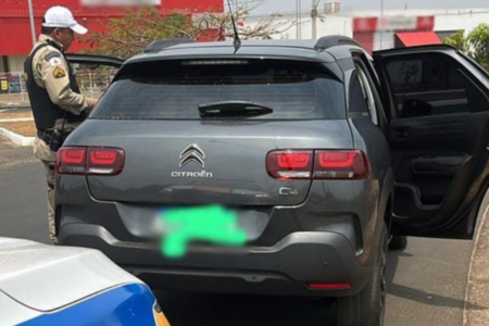 Carro clonado que era dirigido por idoso (Foto: Divulgação/PM)