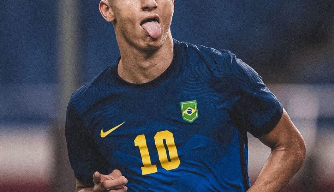 Richarlison comemorando gol com a camisa 10 da Seleção Brasileira