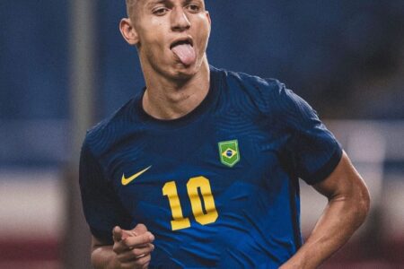 Richarlison comemorando gol com a camisa 10 da Seleção Brasileira