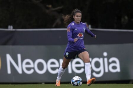 Angelina durante treinamento com a Seleção Brasileira